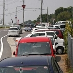 満車状態となり、無秩序に車が並ぶ遠田バス停駐車場＝淡路市遠田