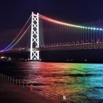鮮やかな光を放つ大橋。色の変わるタイミングに合わせてプロポーズするカップルもいるとか