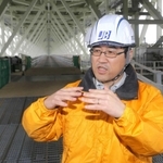 大橋建設当時を振り返る河藤千尋さん＝明石海峡大橋（撮影・辰巳直之）