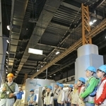 大橋の歴史や構造などを学べるツアー「ブリッジワールド」。技術者らの詳しい説明も売りの一つだ＝神戸市垂水区東舞子町、橋の科学館