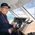 淡路ジェノバラインのかじを握る看板船長の漁光弘さん＝明石海峡