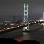 特別バージョンのライトアップで彩られた明石海峡大橋＝淡路市内（撮影・大森　武）