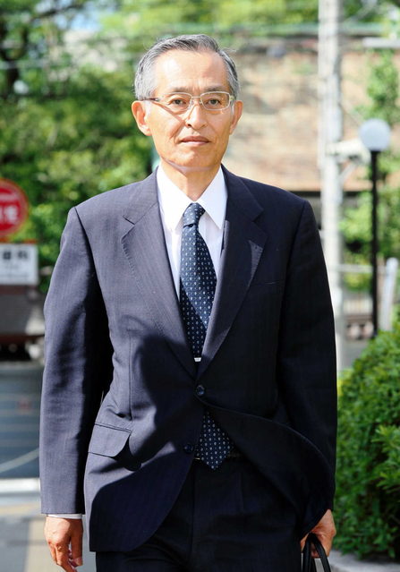 判決公判で神戸地裁に入る垣内剛被告＝２７日午前、神戸市中央区（撮影・神子素慎一）