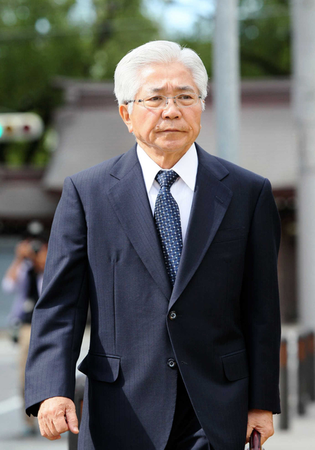 判決公判で神戸地裁に入る南谷昌二郎被告＝２７日午前、神戸市中央区（撮影・神子素慎一）
