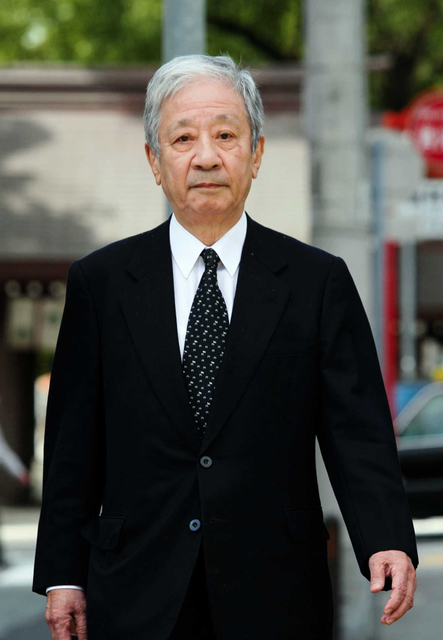 判決公判で神戸地裁に入る井手正敬被告＝２７日午前、神戸市中央区（撮影・神子素慎一）