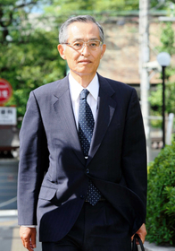 判決公判で神戸地裁に入る垣内剛被告＝２７日午前、神戸市中央区（撮影・神子素慎一）