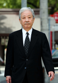 判決公判で神戸地裁に入る井手正敬被告＝２７日午前、神戸市中央区（撮影・神子素慎一）