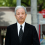 判決公判で神戸地裁に入る井手正敬被告＝２７日午前、神戸市中央区（撮影・神子素慎一）