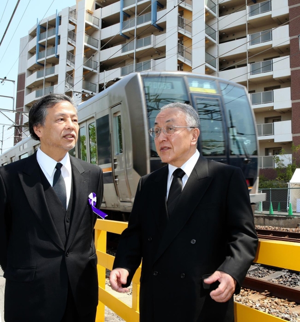脱線事故現場を訪れた遺族の山田冨士雄さん（右）と弟、冨美雄さん＝２５日午前、尼崎市久々知（撮影・三浦拓也）