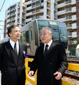 脱線事故現場を訪れた遺族の山田冨士雄さん（右）と弟、冨美雄さん＝２５日午前、尼崎市久々知（撮影・三浦拓也）