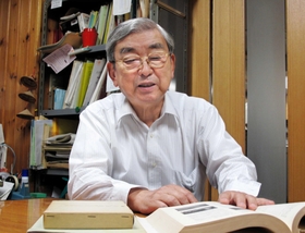 市民目線にこだわってきた日々を振り返り、講義への思いを語る浅野弥三一さん＝尼崎市内