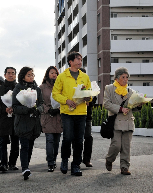尼崎ＪＲ脱線事故現場を訪れた（手前右から）遺族の藤崎光子さん、セウォル号沈没事故遺族の李南錫さん、崔順花さん＝６日午後、尼崎市久々知