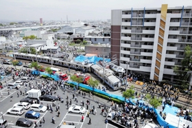 大幅な速度超過でカーブに進入し、脱線してマンションに衝突したＪＲ西日本の快速電車＝２００５年４月２５日、尼崎市