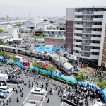 大幅な速度超過でカーブに進入し、脱線してマンションに衝突したＪＲ西日本の快速電車＝２００５年４月２５日、尼崎市
