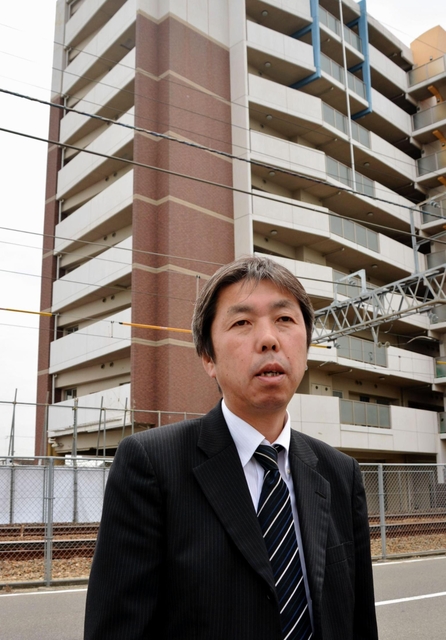 シンポに合わせて脱線事故現場を訪れ、献花した田村孝行さん。「幸せな家庭を奪われた人がいることを忘れてはならない」との思いを強くしたという＝尼崎市久々知