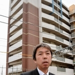 シンポに合わせて脱線事故現場を訪れ、献花した田村孝行さん。「幸せな家庭を奪われた人がいることを忘れてはならない」との思いを強くしたという＝尼崎市久々知