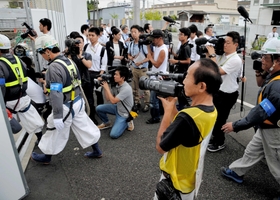 マンションの解体工事現場に入る作業員ら。遺族の上田弘志さん（手前）が記録用のビデオを構える＝２７日午前、尼崎市久々知（撮影・三津山朋彦）