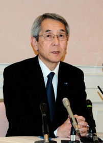 尼崎ＪＲ脱線事故の遺族らへの説明会後、会見する来島達夫社長＝１１日夜、伊丹市内