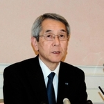 尼崎ＪＲ脱線事故の遺族らへの説明会後、会見する来島達夫社長＝１１日夜、伊丹市内