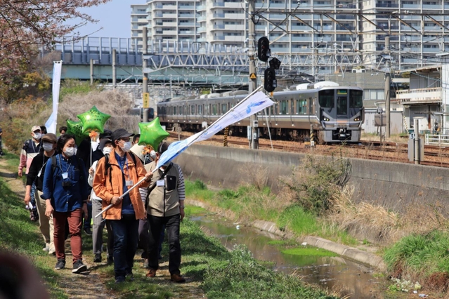 事故現場近くの線路沿いを歩く参加者ら＝尼崎市東塚口町２