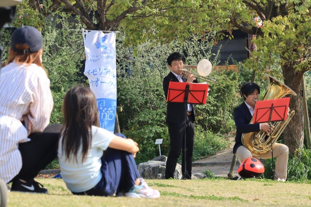 ゴールの公園で演奏する茶谷友一さん（中央）ら＝尼崎市潮江５、潮江緑遊公園