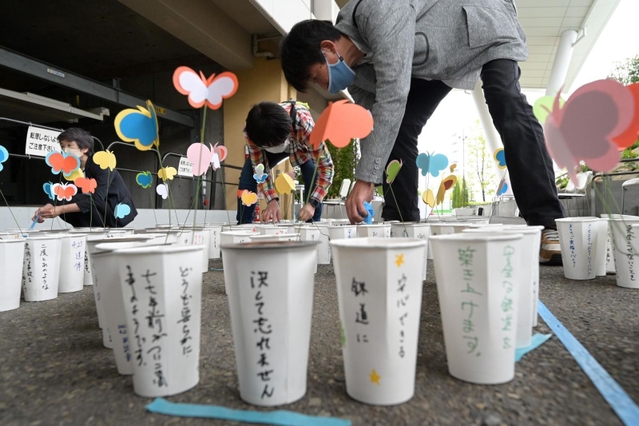 「追悼のあかり」の準備をする実行委のメンバーら＝２４日午後、尼崎市久々知３（撮影・秋山亮太）