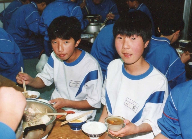 合宿で一緒に鍋を囲む小前さん（右）と西さん（提供）
