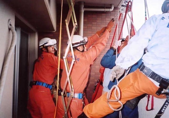事故現場のマンションで作業する三田市消防本部の職員。左端が室谷さん＝尼崎市久々知３（提供）