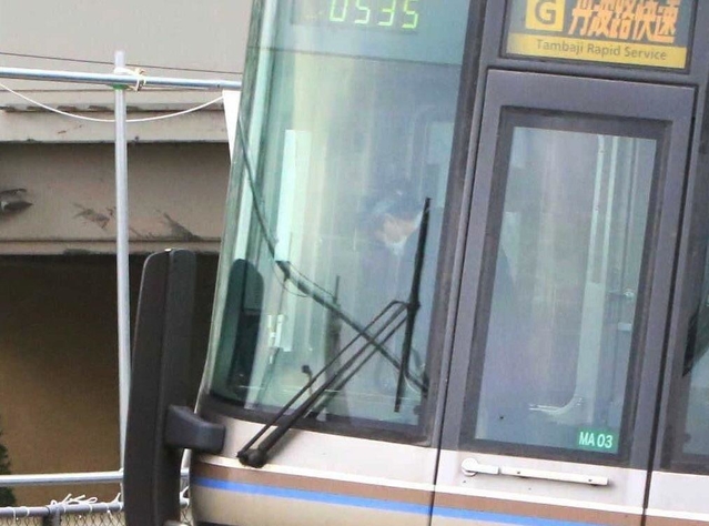 現場付近を通過する電車内で黙とうする乗務員＝２０２１年４月２５日午前、尼崎市久々知３（撮影・斎藤雅志）