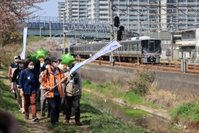 事故現場近くの線路沿いを歩く参加者ら＝尼崎市東塚口町２
