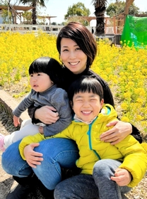 脱線事故で重体となった浅野千通子さん。今は講演家として活動する（本人提供）