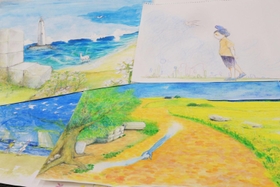 右下が今年の「空色の栞」の原画。右上の男の子の絵は２０１１年、左上の石積みと海の絵は１８年