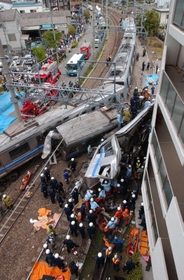 事故で脱線した車両。車両と衝突したマンションは一部を残して解体された＝２００５年４月２５日、尼崎市