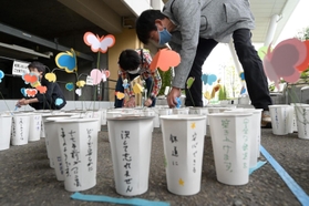 「追悼のあかり」の準備をする実行委のメンバーら＝２４日午後、尼崎市久々知３（撮影・秋山亮太）
