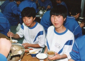 合宿で一緒に鍋を囲む小前さん（右）と西さん（提供）