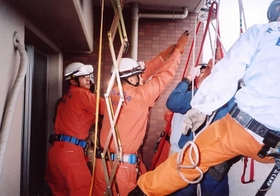 事故現場のマンションで作業する三田市消防本部の職員。左端が室谷さん＝尼崎市久々知３（提供）