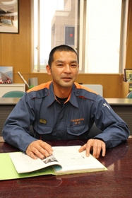 １７年前の現場を振り返る室谷さん＝三田市下深田