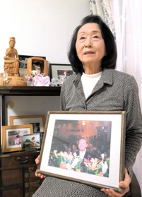 「年を重ねるとともに、悲しみは膨らんでいった」と話す菅尾美鈴さん＝神戸市灘区