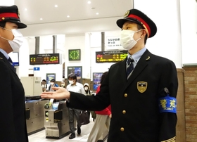 駅員に指示を出す。１７年前の運転士は今、違う道で安全を支える＝ＪＲ神戸駅