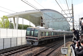 脱線事故発生時刻の直前に現場を通過する車両＝２５日午前９時１６分、尼崎市久々知３（撮影・中西幸大）
