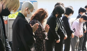発生時刻に事故現場に向かって黙とうする人たち＝伊丹市伊丹１（撮影・斎藤雅志）