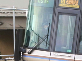 現場付近を通過する電車内で黙とうする乗務員＝２０２１年４月２５日午前、尼崎市久々知３（撮影・斎藤雅志）