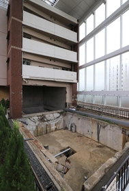 巨大な屋根や柱に囲われた事故現場のマンション。事故の痕跡があちこちに残る＝２０１８年９月１４日、尼崎市久々知３