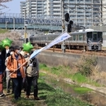 事故現場近くの線路沿いを歩く参加者ら＝尼崎市東塚口町２