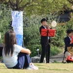 ゴールの公園で演奏する茶谷友一さん（中央）ら＝尼崎市潮江５、潮江緑遊公園