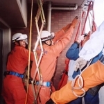 事故現場のマンションで作業する三田市消防本部の職員。左端が室谷さん＝尼崎市久々知３（提供）