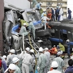 車両から乗客を救出しようとする人々