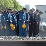 脱線事故現場近くで黙とうするＪＲ職員ら＝２００５年５月１７日午前９時１８分