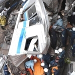 事故車両から乗客を救出するレスキュー隊員ら＝２００５年４月２５日午前１１時５０分、尼崎市久々知３