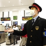 駅員に指示を出す。１７年前の運転士は今、違う道で安全を支える＝ＪＲ神戸駅